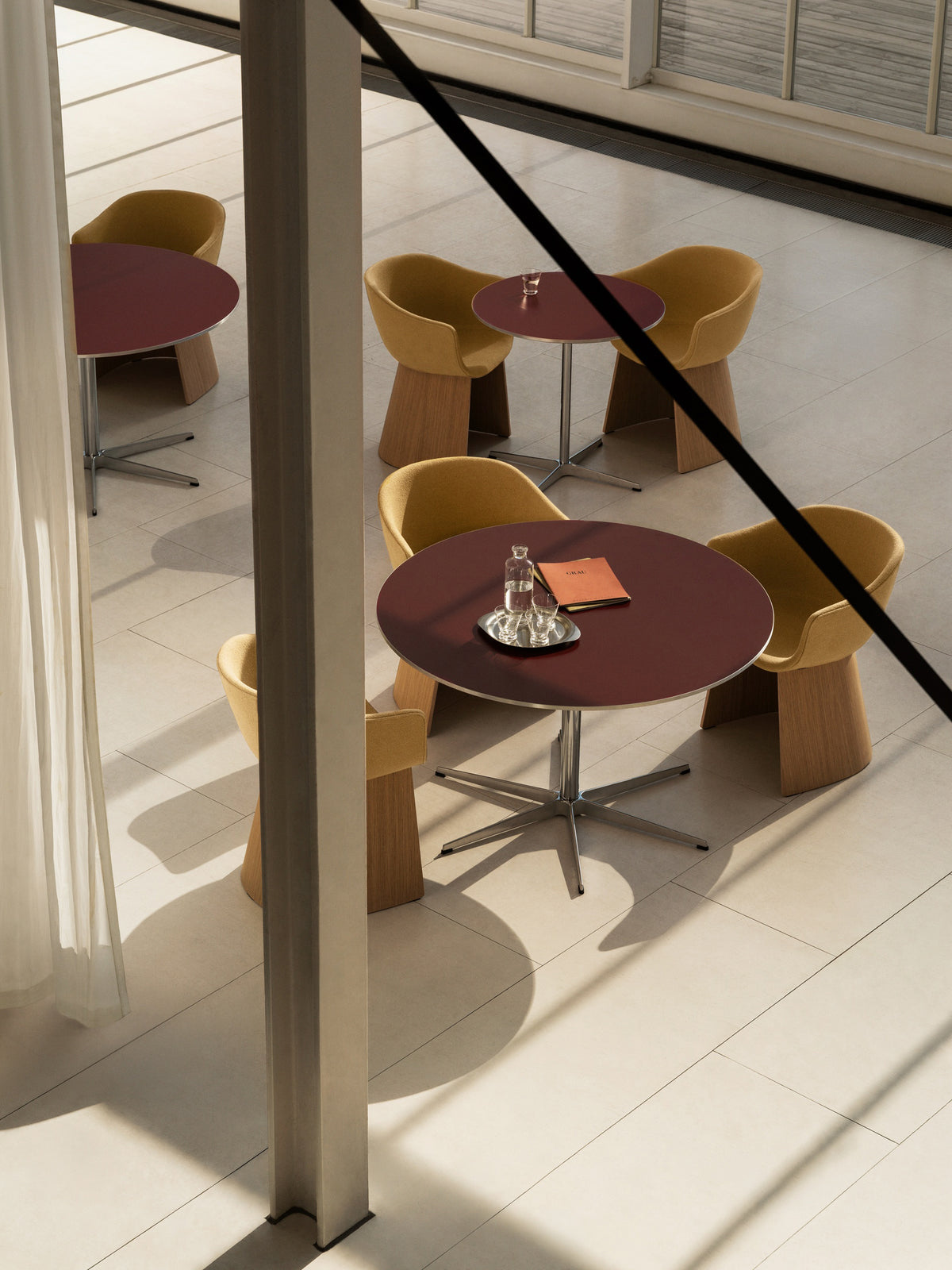 Fritz Hansen - Monolit spisebordsstol m. lave armlæn og finér base