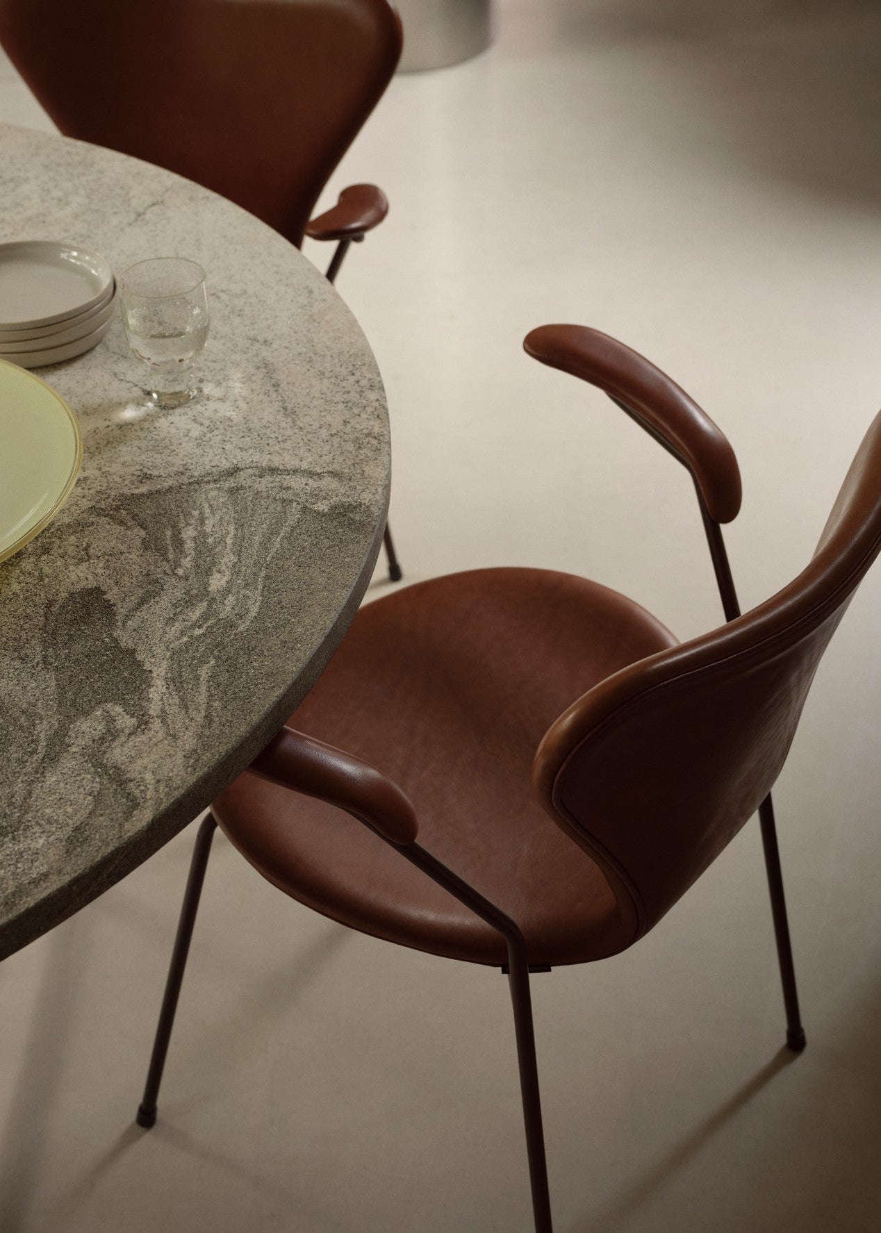 3207 Stuhl m/Armlæn, vollgepolstert Soft Leder Cognac/Chrom Gestell von Arne Jacobsen