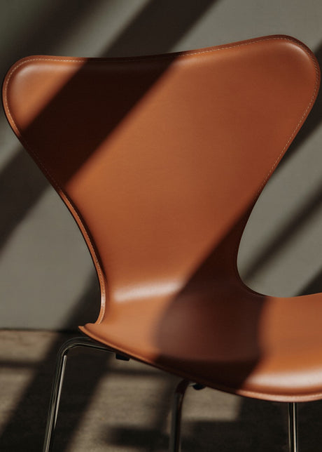 3107 Serie 7 Stuhl, Tailored von Arne Jacobsen - 1 - Jacobsen Plus