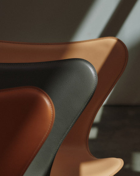 3107 Serie 7 Stuhl, Tailored von Arne Jacobsen - Sattelbraun - Jacobsen Plus