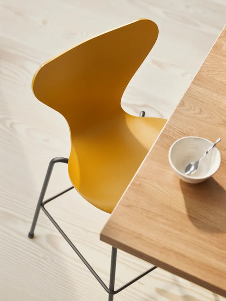 3177 Junior Hochstuhl, farbige Esche von Arne Jacobsen - Evergreen - Jacobsen Plus