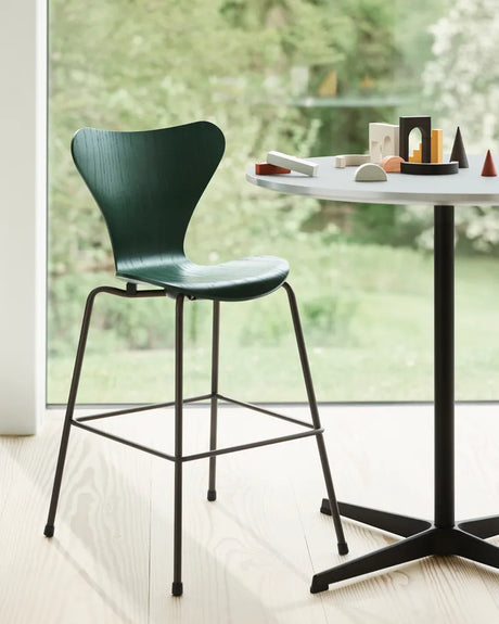 3177 Junior Hochstuhl, farbige Esche von Arne Jacobsen - Evergreen - Jacobsen Plus