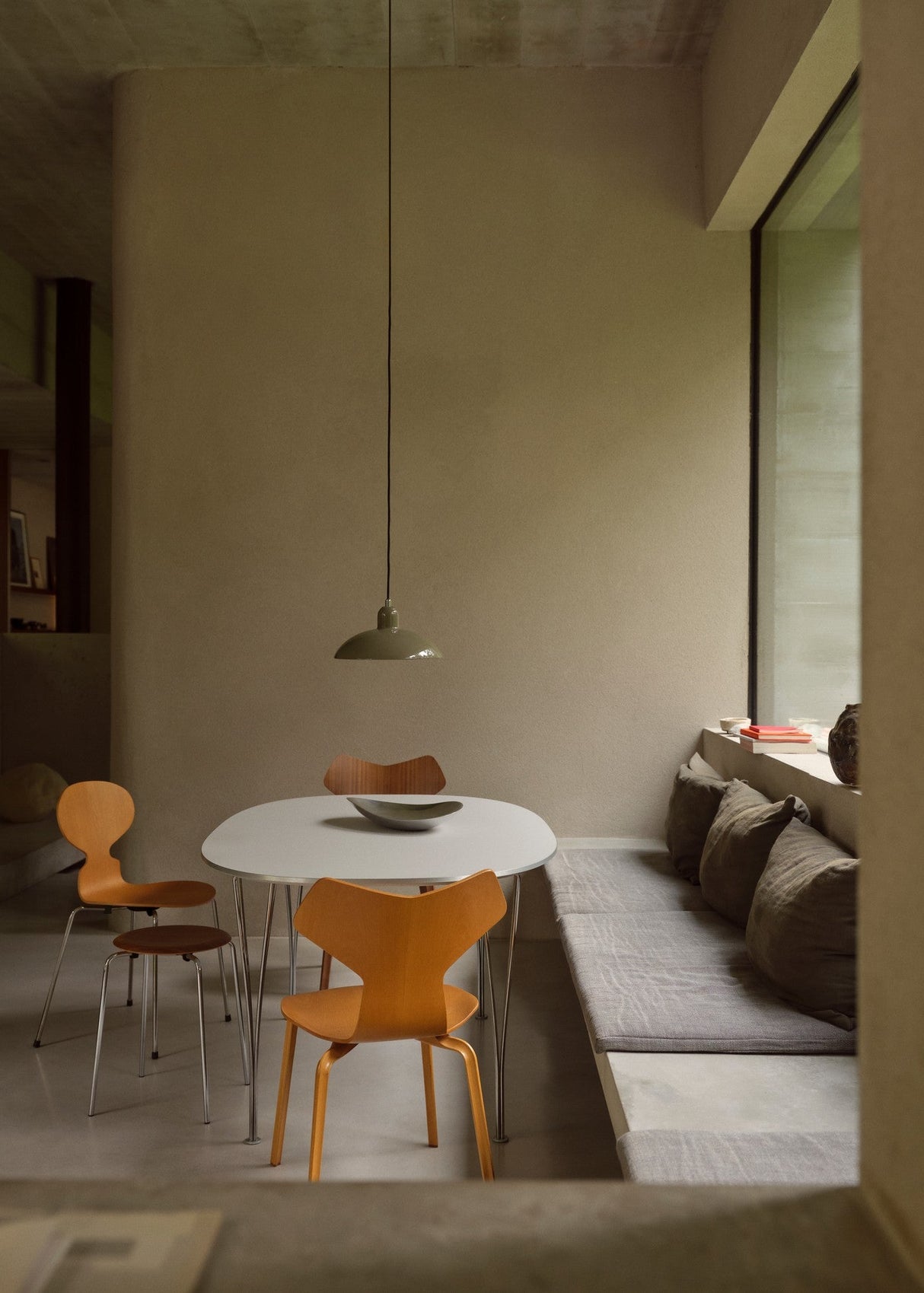 4130 Grand Prix mit Holzbeinen von Arne Jacobsen - 2 - Jacobsen Plus