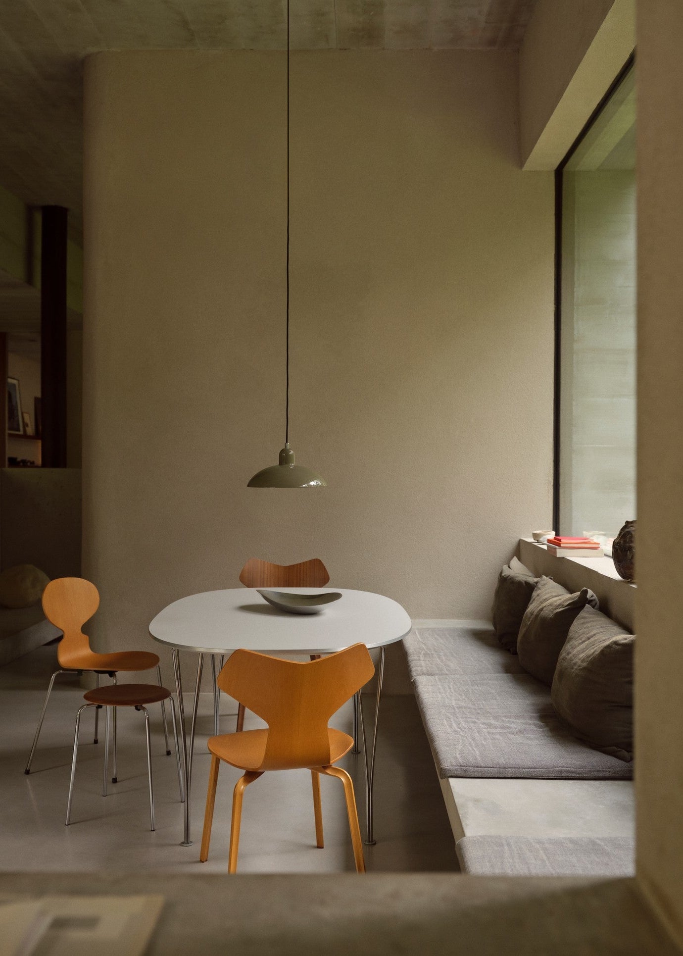4130 Grand Prix mit Holzbeinen von Arne Jacobsen