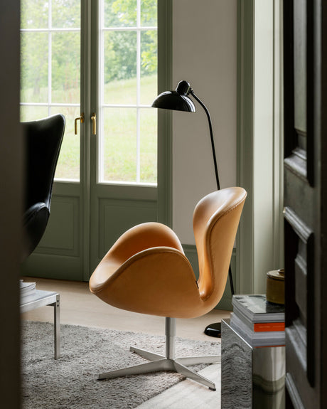 3320 Swan™ Sessel in Leder von Arne Jacobsen - 1 - Jacobsen Plus
