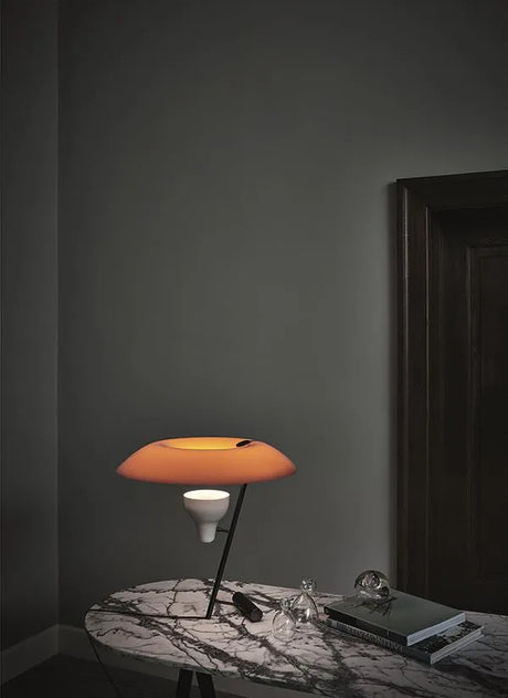Model 548 Tischleuchte von Astep - Schwarz lackiert mit orangefarbener Schirm - Jacobsen Plus