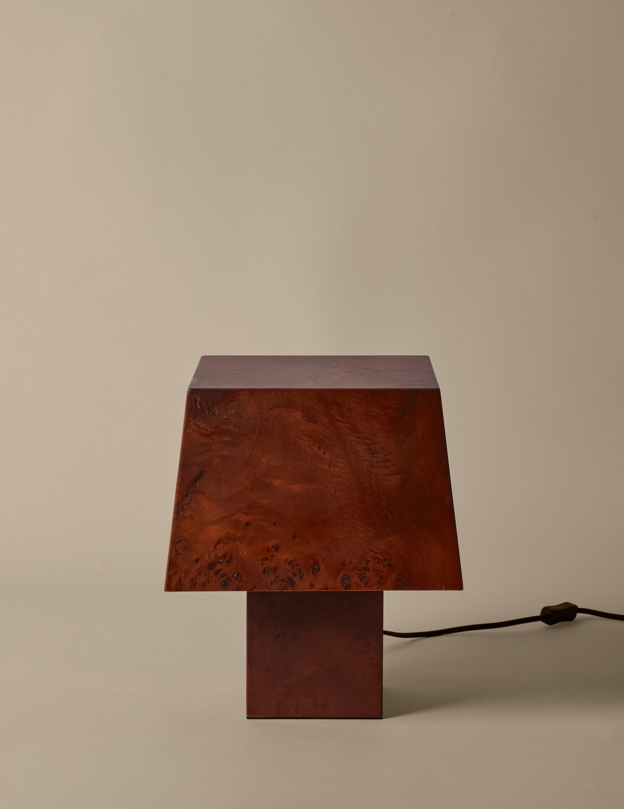 Burl Tischlampe in Dark Stained Burl von Ferm Living - 3 - Jacobsen Plus