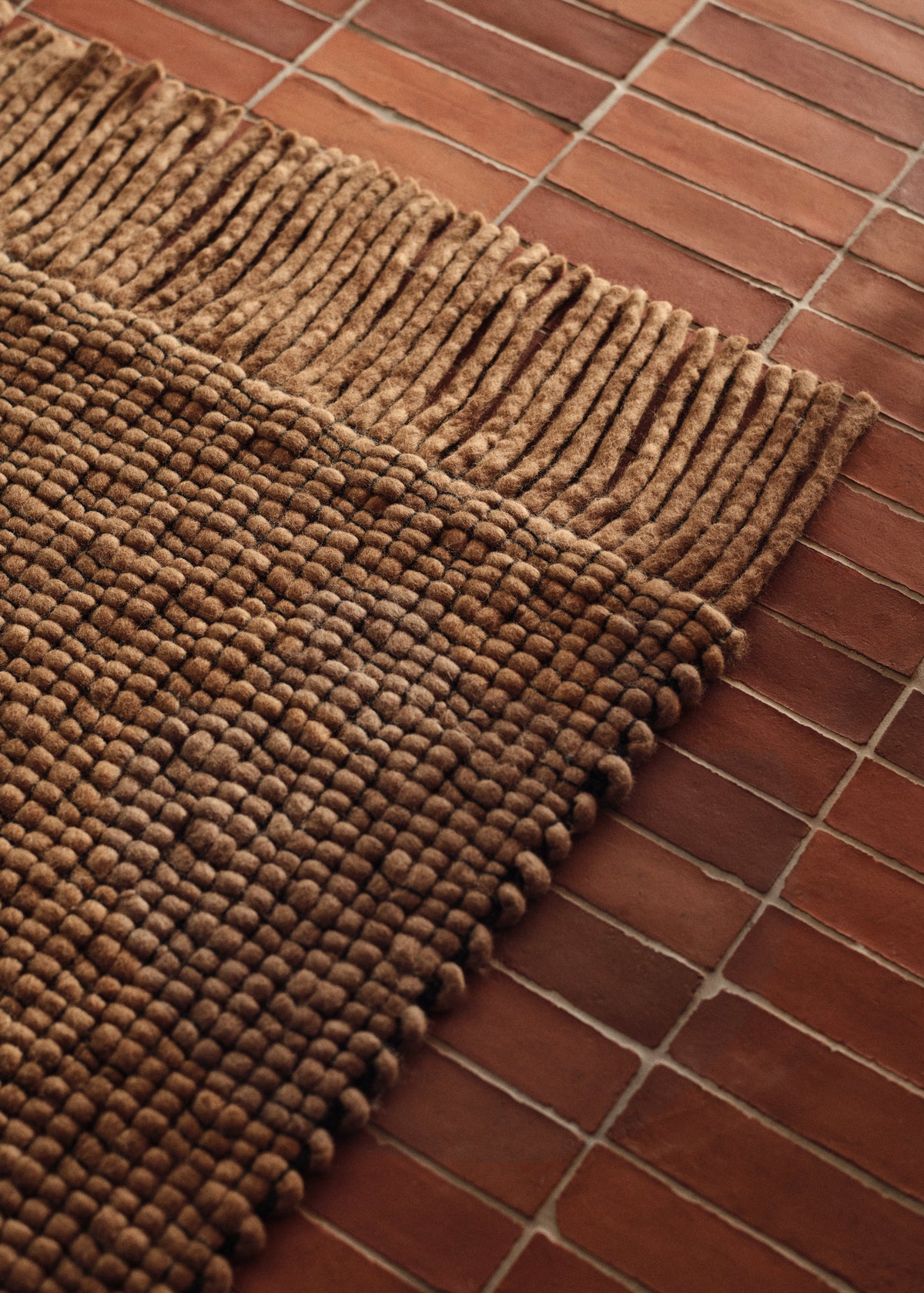 FermLiving Udo Rug Teppich, Hellbraun/Schwarz