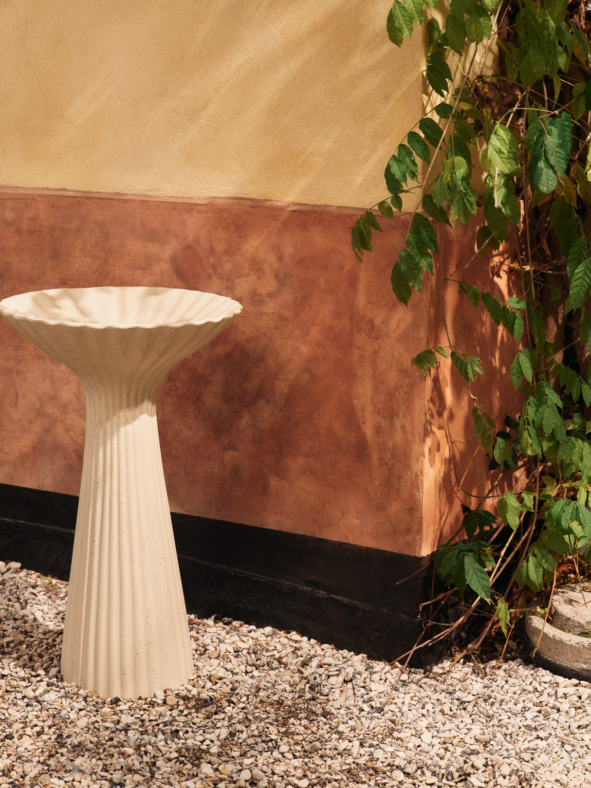Fountain Pedestal Bowl, Ivory fra Ferm Living - 3 - Jacobsen Plus