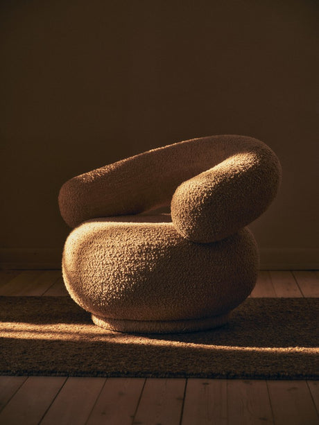 Orbo Lounge Chair von Ferm Living - Raw Bouclé - Tan - Jacobsen Plus