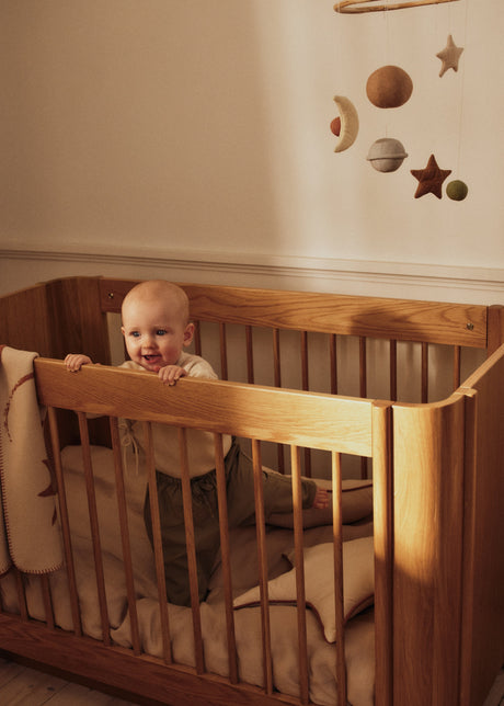 Tilu Baby Cot Gitterbett, geölt Eiche von Ferm Living - 2 - Jacobsen Plus