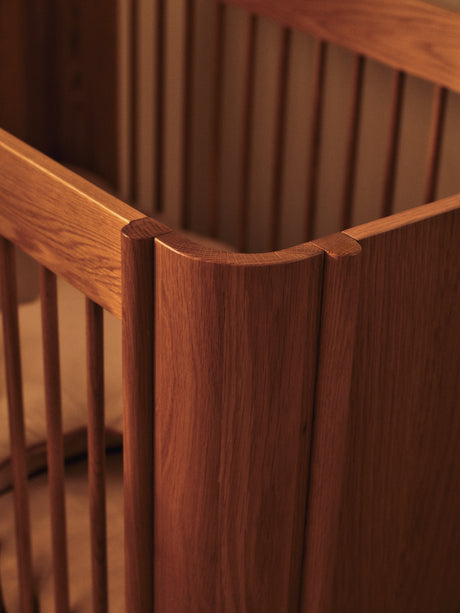 Tilu Baby Cot Gitterbett, geölt Eiche von Ferm Living - 3 - Jacobsen Plus