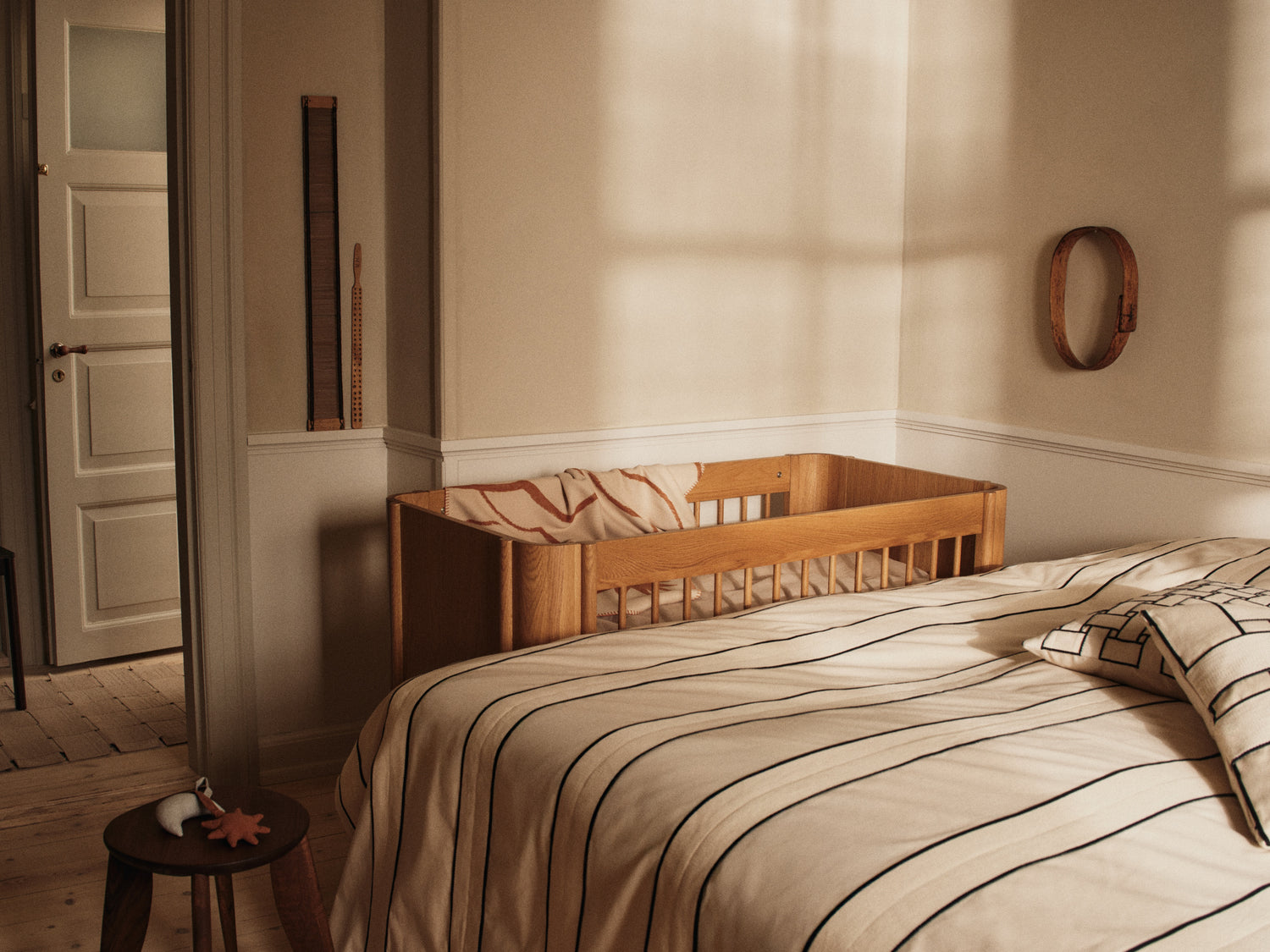 Tilu Baby Cot tremmeseng, olieret eg fra Ferm Living