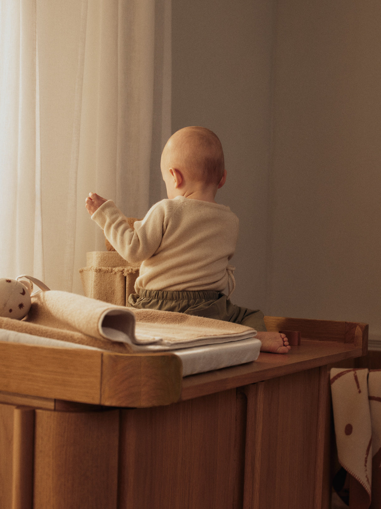 Puslebord til Tilu kommode, lakeret eg fra Ferm Living - 3 - Jacobsen Plus