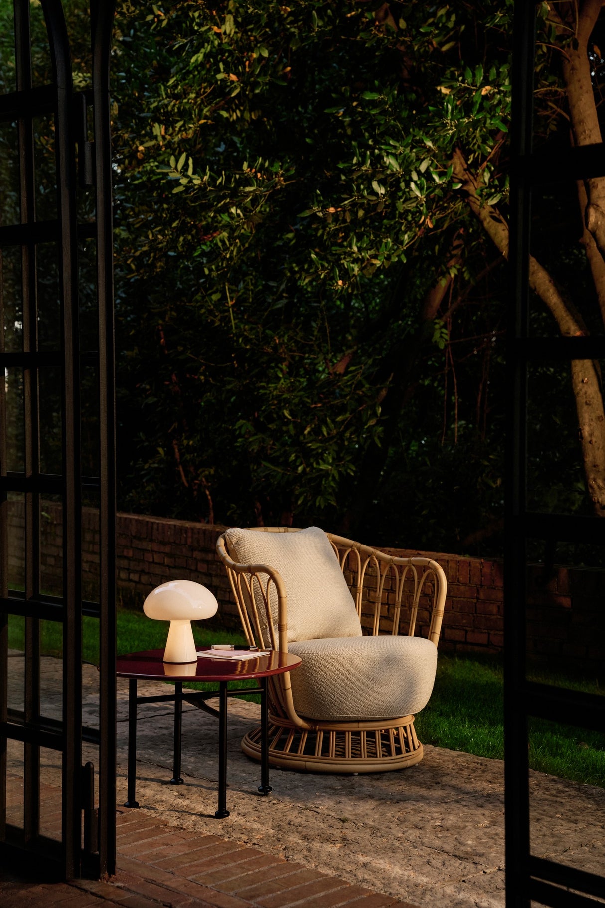 Grace Outdoor Lounge Chair fra GUBI - 2 - Jacobsen Plus