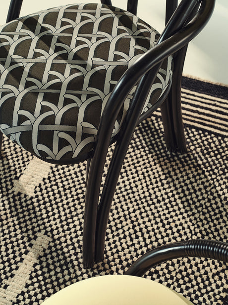 Bistra Dining Armchair von GUBI - Natural Lacquered Rattan / Reales Muster 002 - Jacobsen Plus