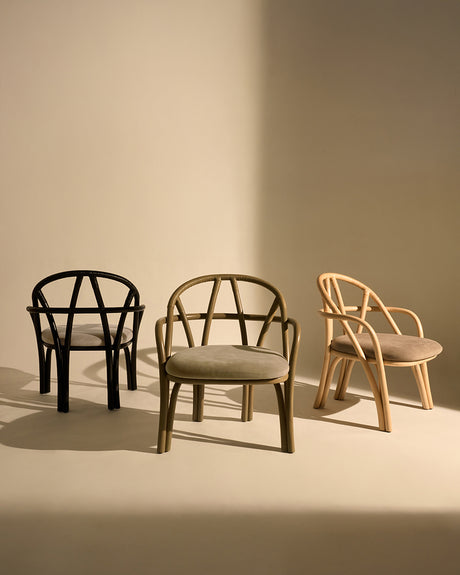 Bistra Lounge Chair von GUBI - Ebony Painted Rattan / Fustagno 001 - Jacobsen Plus