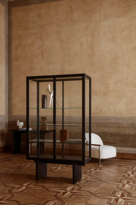 Private Vitrine von GUBI - Braun-schwarz gebeizte Eiche - Jacobsen Plus