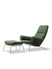 Queen Chair inkl. skammel i Vidar 972 med keder i Trace 8146 læder af Hans J. Wegner