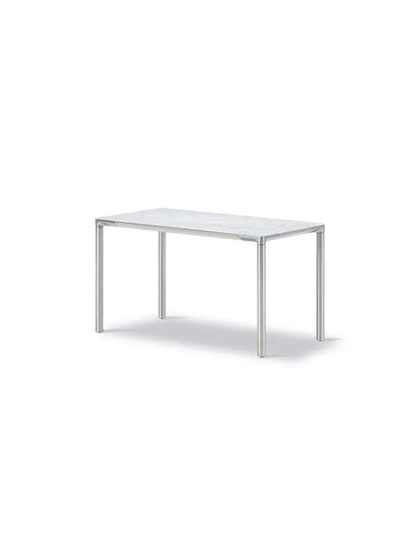 Piloti Bord, weiß Carrara von Fredericia Furniture - 6610: 75 x 39 x H41 cm / Schwarz pulverbeschichtetes Aluminium - Jacobsen Plus