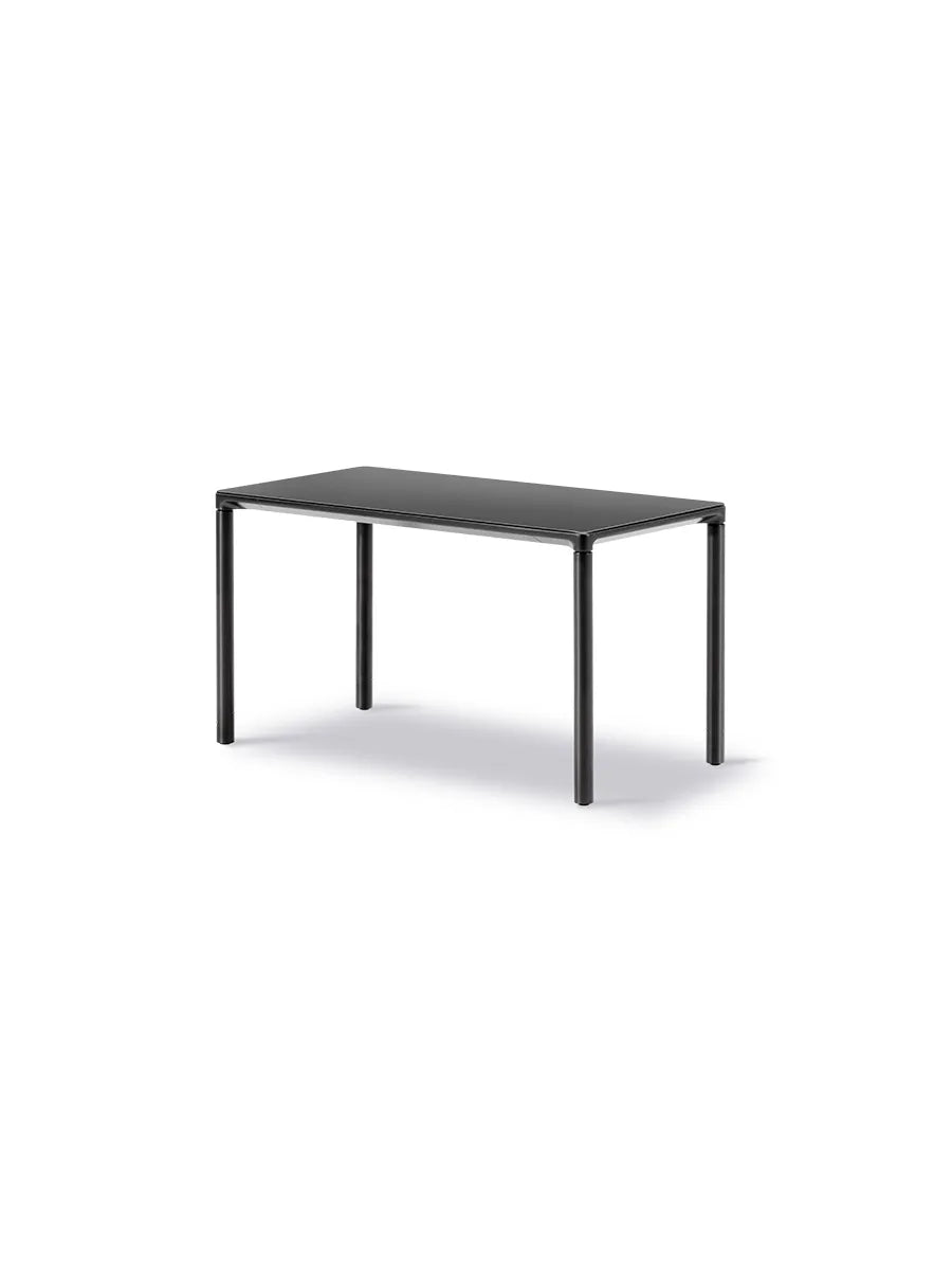 Piloti Bord, schwarz Laminat fra Fredericia Furniture - 6610: 75 x 39 x H41 cm / Schwarz pulverbeschichtetes Aluminium - Jacobsen Plus