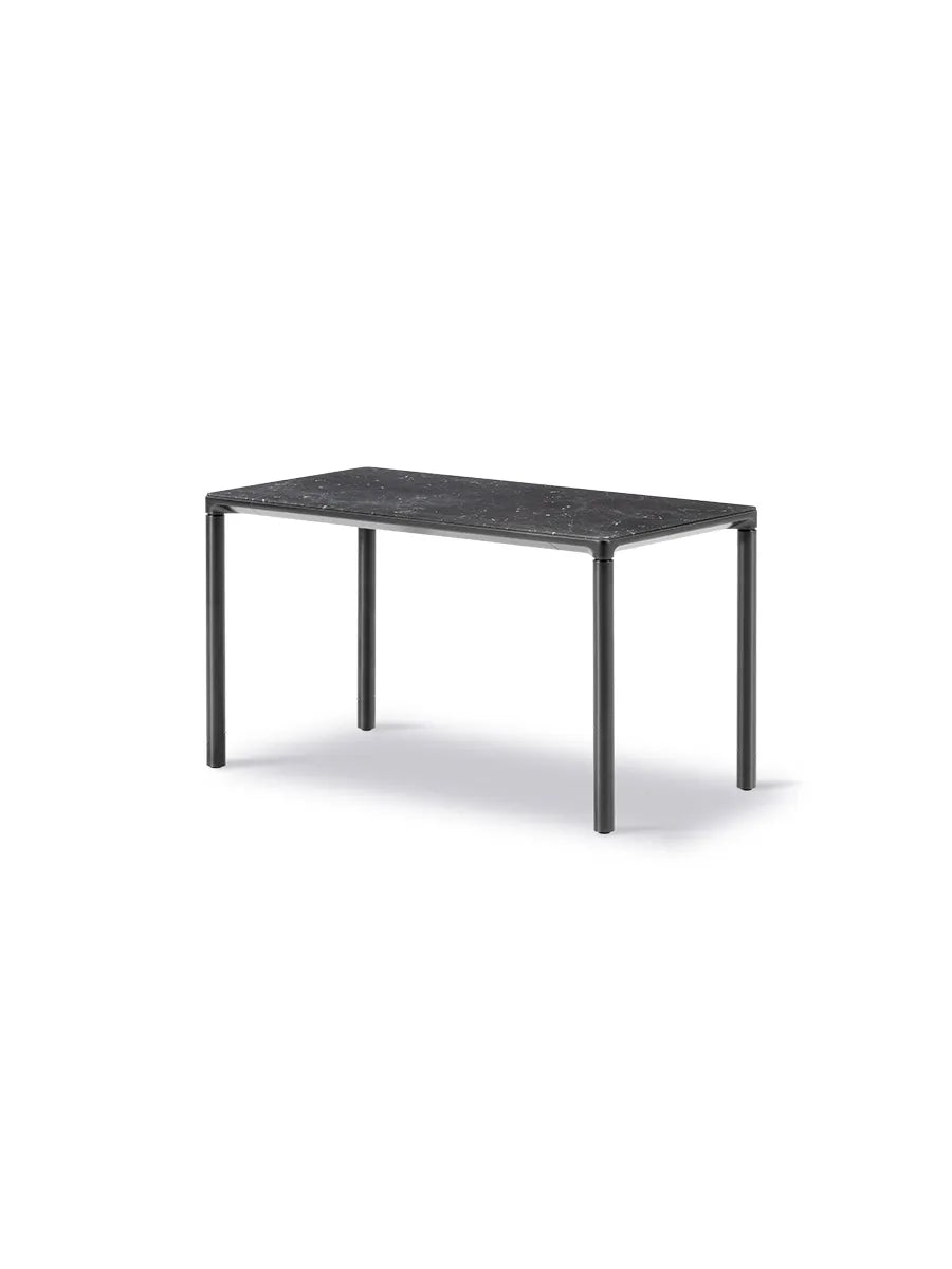 Piloti Bord, schwarz marquina von Fredericia Furniture - 6610: 75 x 39 x H41 cm / Schwarz pulverbeschichtetes Aluminium - Jacobsen Plus