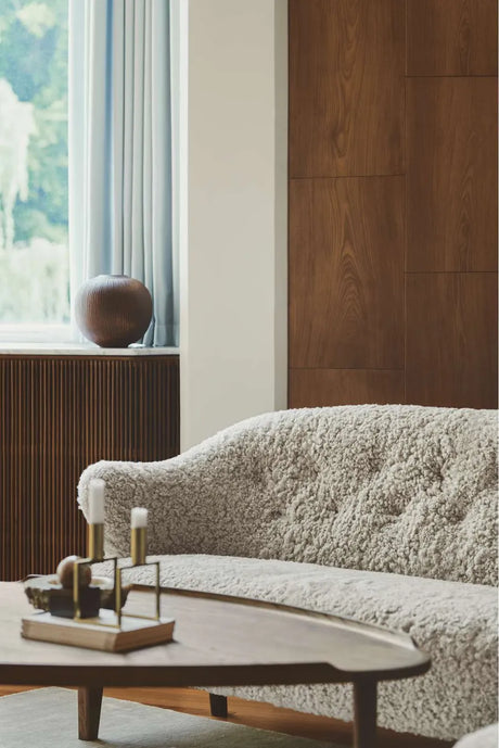 Ingeborg Sofa von Audo Copenhagen - Schaffell / Offwhite / Eg - Jacobsen Plus