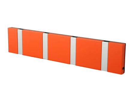 KNAX Garderobenleiste mit vier Knager von LoCa - Hot Orange / Graue Haken - Jacobsen Plus
