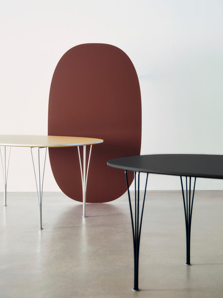 Piet Hein B611 Superellipse Esstisch, 135 x 90 cm von Fritz Hansen - Weißes Laminat mit Alukante - Jacobsen Plus