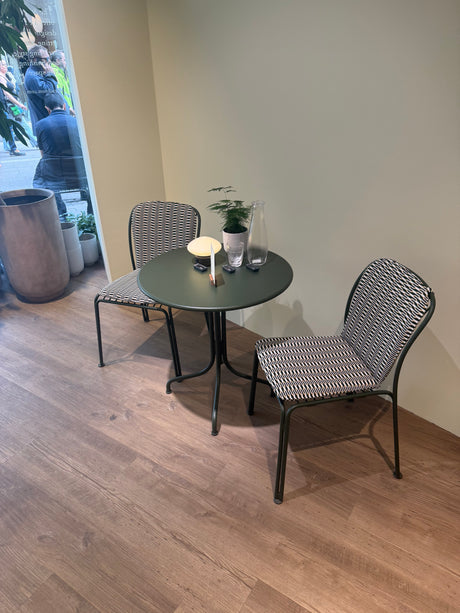 Thorvald Cafésæt in Bronze Green mit 1 Tisch und 2 Stühlen inkl. Kissen von &Tradition - 3 - Jacobsen Plus