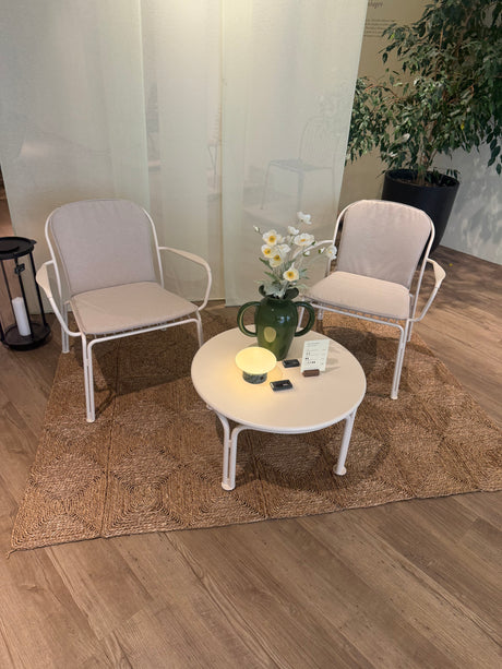 Thorvald Lounge-Set in Ivory mit 1 Loungetisch und 2 Stühlen inkl. Kissen von &Tradition - 3 - Jacobsen Plus