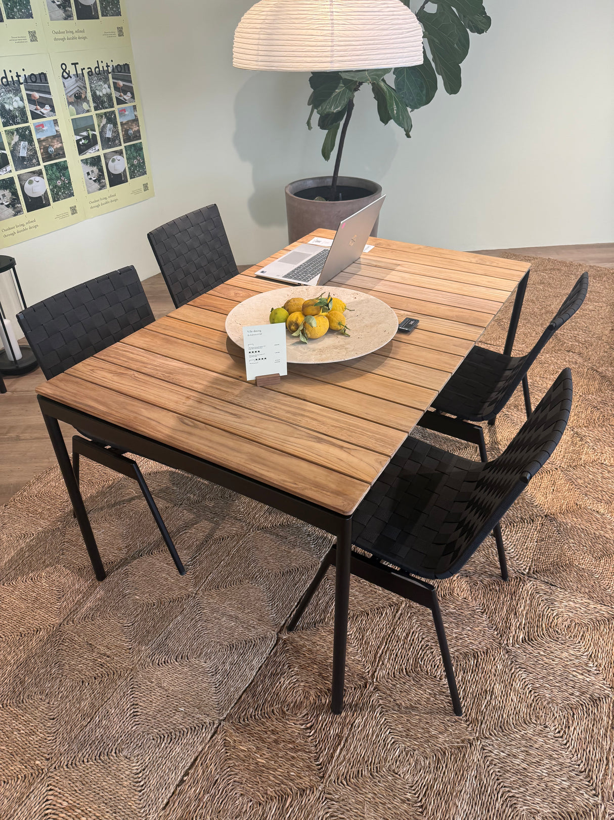 Ville havemøbelsæt i Teak & Warm Black med 1 bord og 4 stole fra &Tradition - 3 - Jacobsen Plus