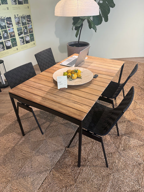 Ville Gartenmöbelset in Teak & Warm Black mit 1 Tisch und 4 Stühlen von &Tradition - 3 - Jacobsen Plus