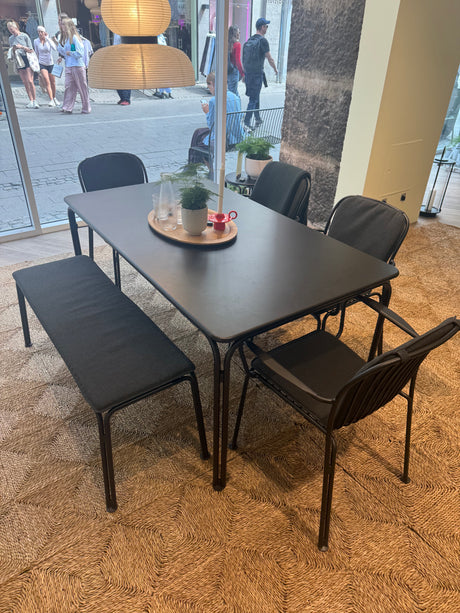 Thorvald Gartenmöbelset in Warm Black mit 1 Tisch, 4 Stühlen und 1 Bank inkl. Kissen von &Tradition - 3 - Jacobsen Plus