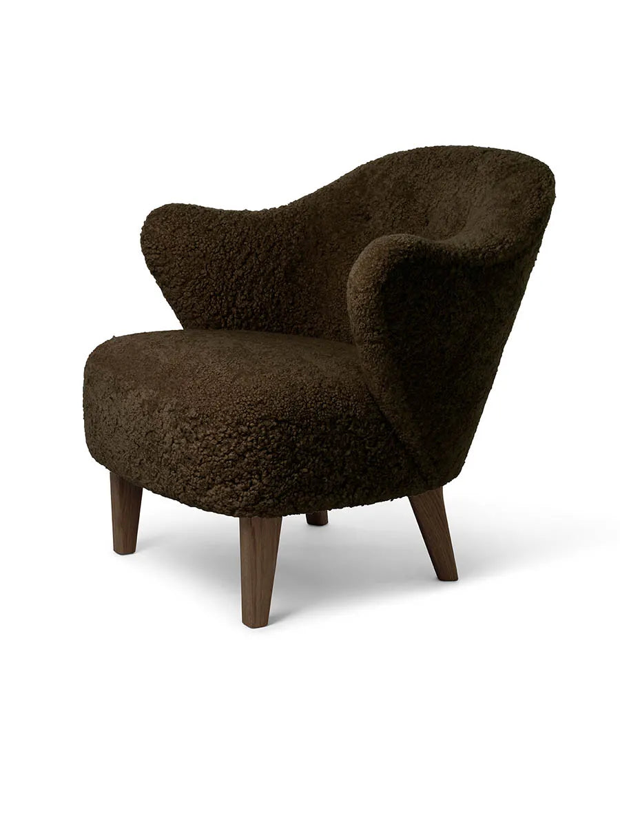 Ingeborg Sessel von Audo Copenhagen - Schaffell / Espresso / Geräucherte Eiche - Jacobsen Plus