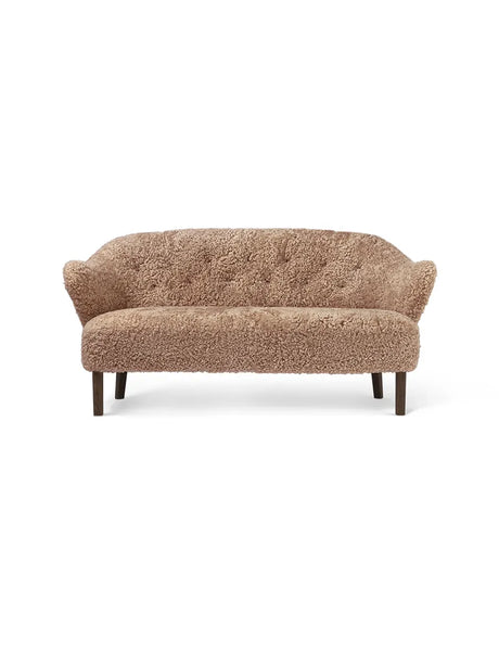 Ingeborg Sofa von Audo Copenhagen - Schaffell / Sahara / Geräucherte Eiche - Jacobsen Plus