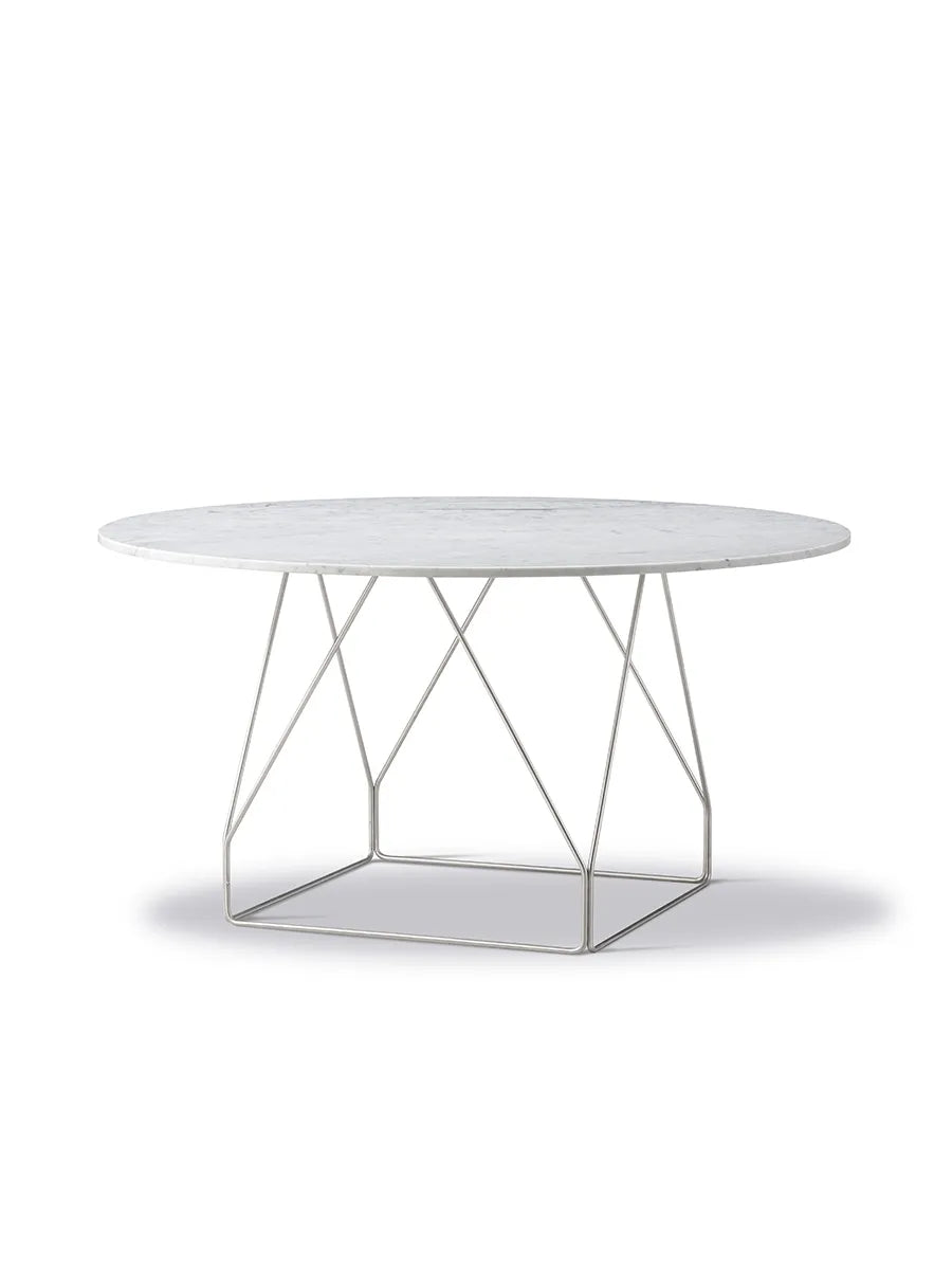JG Tisch Ø140 cm von Fredericia Furniture - Weißer Carrara-Marmor / Schwarzer Stahl - Jacobsen Plus