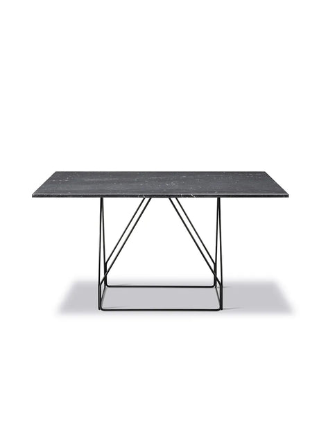 JG Tisch 140x140 cm von Fredericia Furniture - Sort Marquina Marmor / Schwarzer Stahl - Jacobsen Plus