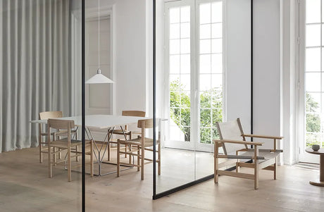 JG Tisch 140x140 cm von Fredericia Furniture - Graues Linoleum mit Natur-Esche-Kante / Schwarzer Stahl - Jacobsen Plus