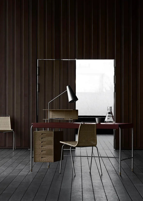 AJ52 Society Table von Carl Hansen & Søn - Eg - Schwarzes Leder - 140x70cm / Lack / Inkl. Lampenmodul - Jacobsen Plus