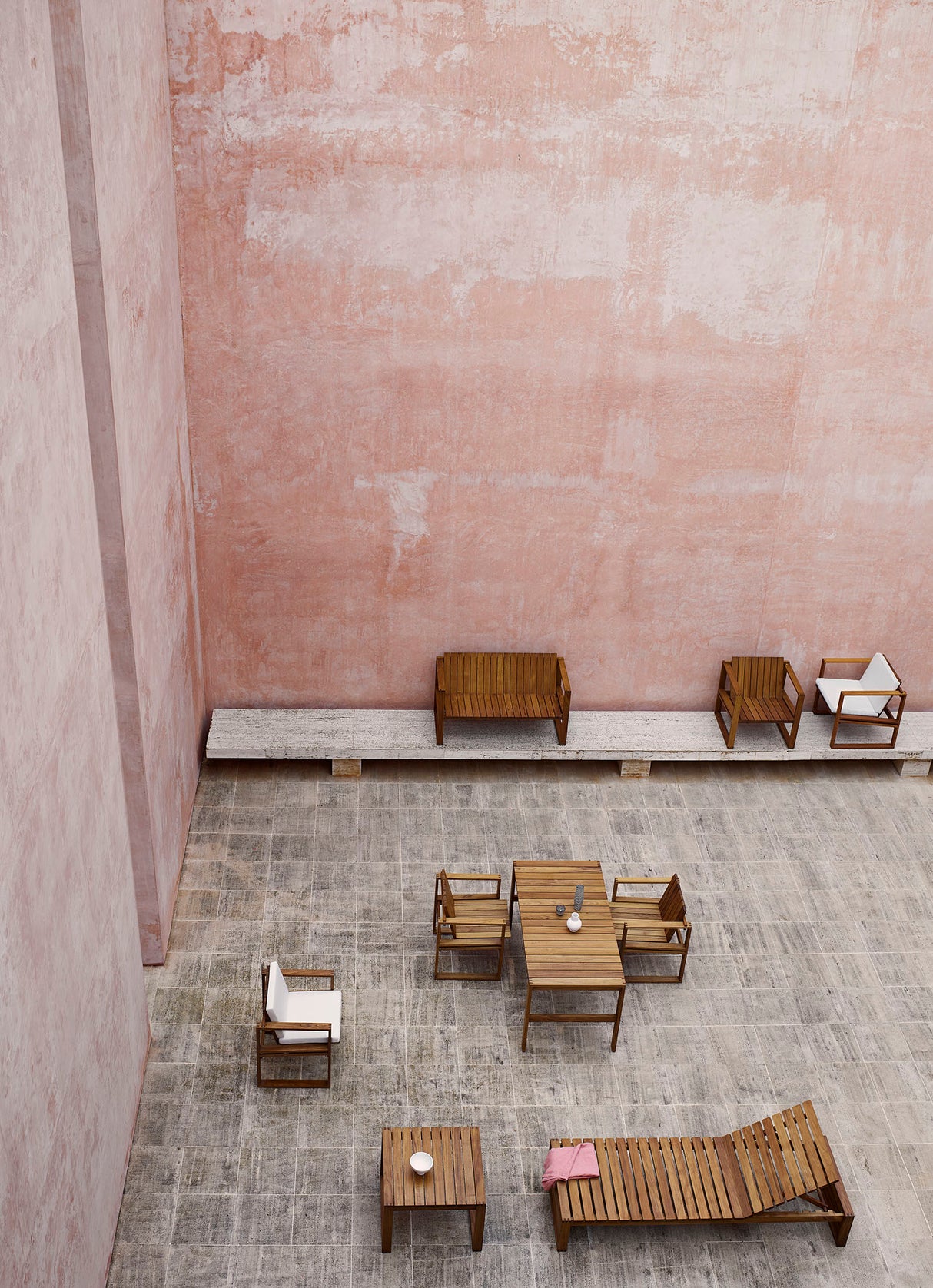 Bodil Kjær Gartenset in geöltem Teak mit 1 Gartentisch und 4 Gartenstühlen inkl. Kissen von Carl Hansen & Søn - 3 - Jacobsen Plus