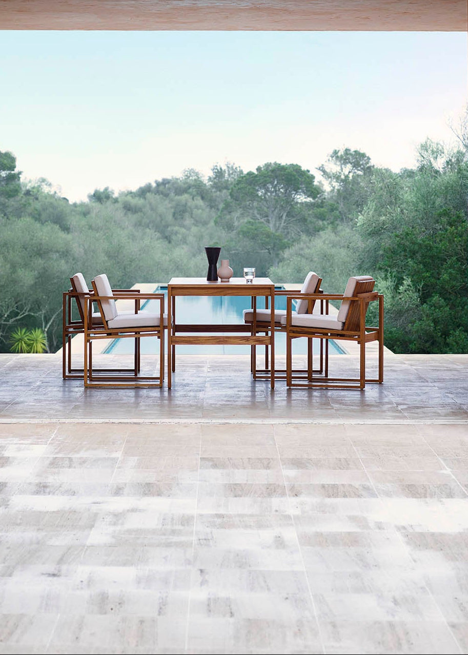 Bodil Kjær Gartenset in geöltem Teak mit 1 Gartentisch und 4 Gartenstühlen inkl. Kissen von Carl Hansen & Søn - 2 - Jacobsen Plus