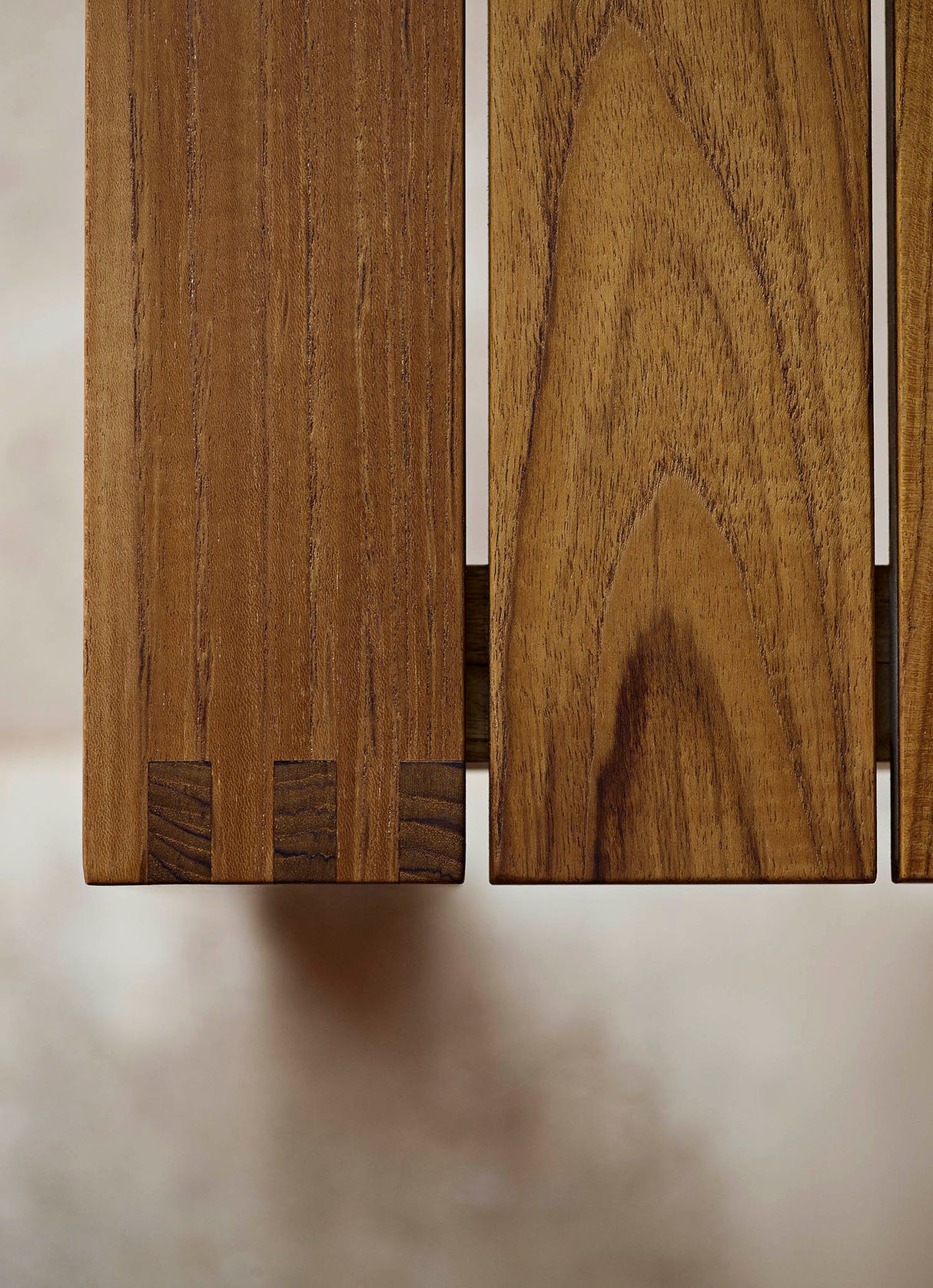 Bodil Kjær Gartenset in geöltem Teak mit 1 Gartentisch und 4 Gartenstühlen inkl. Kissen von Carl Hansen & Søn - 4 - Jacobsen Plus
