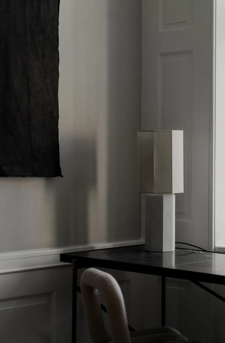 The Eight Over Eight Lamp Large, weißer Marble von Louise Roe - Messing - Jacobsen Plus