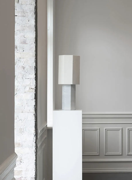 The Eight Over Eight Lamp Large, weißer Marble von Louise Roe - Messing - Jacobsen Plus