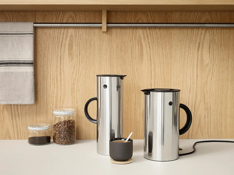 EM77 Wasserkocher, 1,5 l von Stelton - Stahl - Jacobsen Plus
