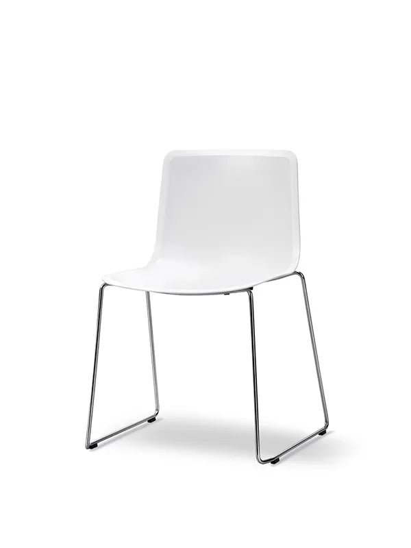 Pato Stuhl, mit Gestell von Fredericia Furniture - Weiß / Krom - Jacobsen Plus