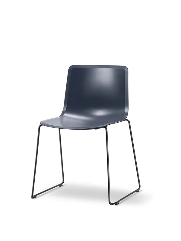 Pato Stuhl, mit Gestell von Fredericia Furniture - Dunkelblau / Krom - Jacobsen Plus