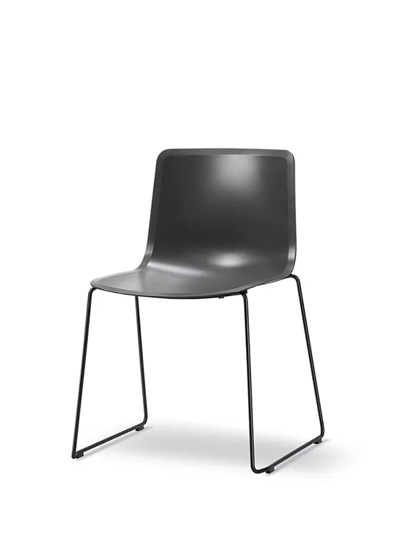 Pato Stuhl, mit Gestell von Fredericia Furniture - Dunkelgrau / Krom - Jacobsen Plus