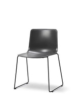 Pato Stuhl, mit Gestell von Fredericia Furniture - Dunkelgrau / Krom - Jacobsen Plus